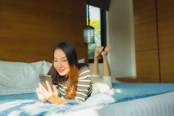 Portrait Jeune Femme Asiatique Utilisant Téléphone Portable Intelligent Sur Lit — Photo