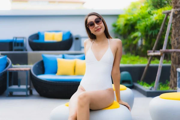 아름다운 아시아 여성들은 휴가를 즐기기 리조트 수영장에서 즐거운 미소를 짓는다 — 스톡 사진
