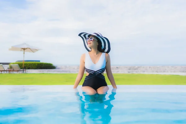 Portrait Belles Jeunes Femmes Asiatiques Heureux Sourire Détendre Autour Piscine — Photo