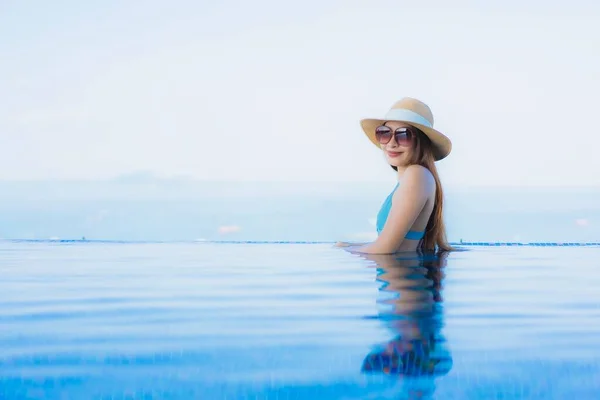 美丽动人的年轻亚洲女人快乐的笑着在度假胜地的酒店里放松户外游泳池去度假 — 图库照片