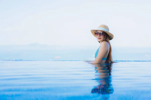 Retrato Bonito Jovem Asiático Mulheres Feliz Sorriso Relaxar Piscina Livre — Fotografia de Stock