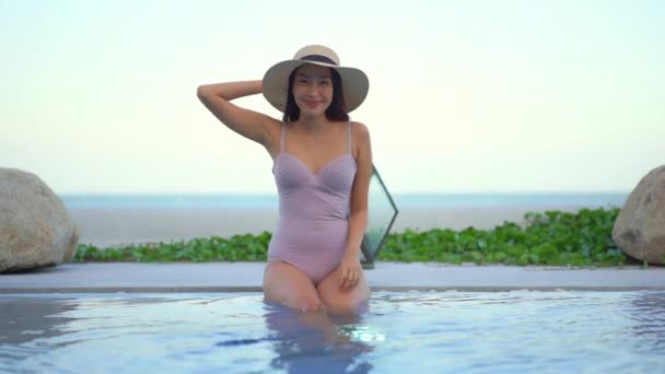 Bilder Vacker Asiatisk Kvinna Som Kopplar Poolen Hotellet — Stockvideo