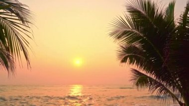 Güzel dalgalı denizin sakin görüntüleri.