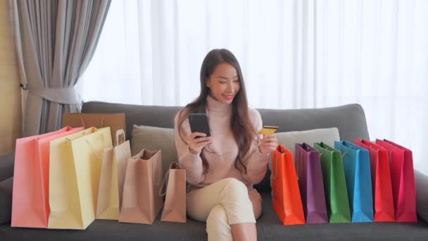 Bilder Vackra Asiatiska Kvinnor Som Gör Shopping Hemma — Stockvideo