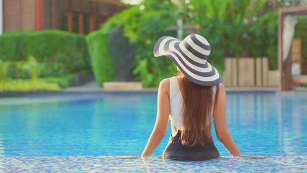 Metraje Hermosa Mujer Asiática Relajándose Piscina Hotel — Vídeos de Stock