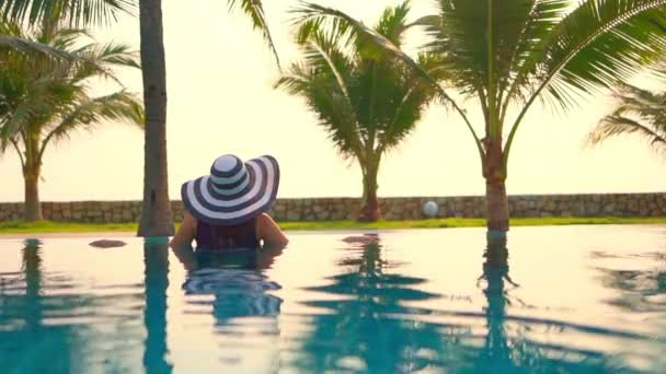 Images Belle Femme Asiatique Détendre Dans Piscine Hôtel — Video