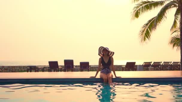 Metraje Hermosa Mujer Asiática Relajándose Piscina Hotel — Vídeo de stock