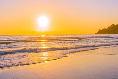 Günbatımlı ya da gün doğumlu güzel tropikal doğa deniz okyanusu