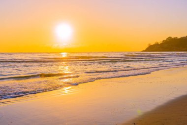 Günbatımlı ya da gün doğumlu güzel tropikal doğa deniz okyanusu