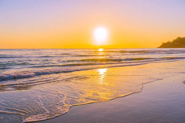 Gyönyörű Trópusi Természet Strand Tenger Óceán Naplementével Vagy Napfelkeltével Utazás — Stock Fotó