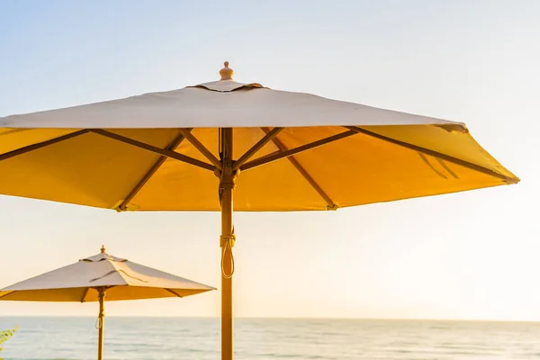 Paraplu Stoel Rond Strand Zee Oceaan Bij Zonsondergang Zonsopgang Tijd — Stockfoto