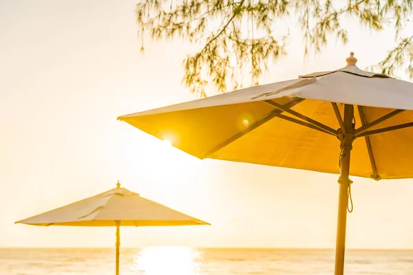 Paraplu Stoel Rond Strand Zee Oceaan Bij Zonsondergang Zonsopgang Tijd — Stockfoto