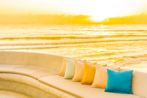 Wygodna Poduszka Kanapie Krzesło Wokół Patio Widokiem Morze Ocean Plaży — Zdjęcie stockowe