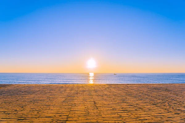 Gyönyörű Trópusi Természet Strand Tenger Óceán Naplementével Vagy Napfelkeltével Utazás — Stock Fotó