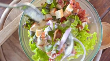 Lezzetli taze salatanın yakın çekim görüntüleri.