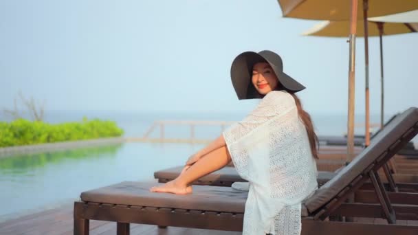 Кадри Красивої Азіатки Розслабляється Басейні Готелі — стокове відео