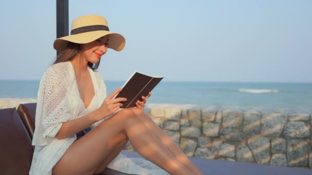 Metraje Hermosa Mujer Asiática Orilla Del Mar Durante Las Vacaciones — Vídeos de Stock