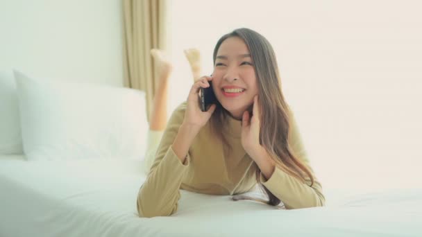 Filmagem Bela Mulher Asiática Falando Por Telefone Casa Durante Quarentena — Vídeo de Stock