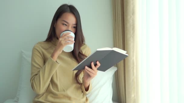 Material Archivo Hermosa Mujer Asiática Leyendo Libro Casa — Vídeo de stock