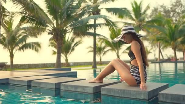 Zdjęcia Pięknej Azjatyckiej Kobiety Relaksującej Się Basenie Hotelu — Wideo stockowe