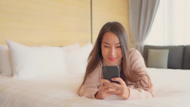 Metraje Hermosa Mujer Asiática Usando Teléfono Inteligente Casa — Vídeo de stock