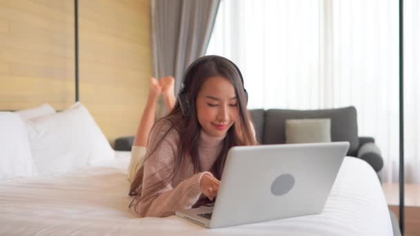 Imagens Mulher Asiática Trabalhando Com Laptop Casa — Vídeo de Stock