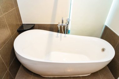 Tuvalet odasının güzel, beyaz banyo küveti dekorasyonu.