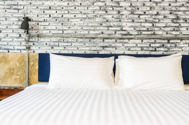 Yatak odasının iç tarafındaki yastıkta lamba var.