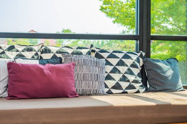 Oturma odasının iç tarafındaki kanepede rahat bir yastık.