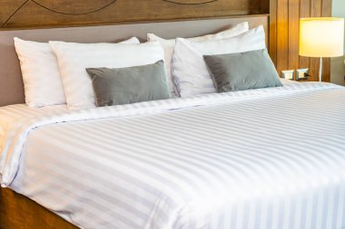 Yatak odasının iç tarafındaki yastıkta lamba var.