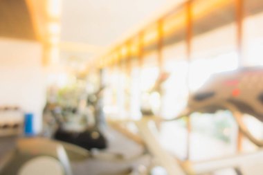 Beden eğitimi odasının içinde arka plan için soyut bulanık fitness ekipmanı