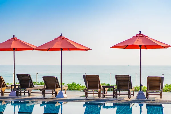 Şemsiye Sandalye Açık Havuz Etrafında Tatil Tatili Için Otel Odasında — Stok fotoğraf