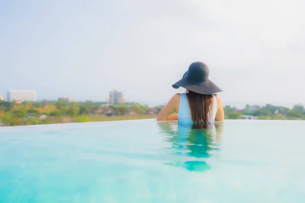 Retrato Bonito Jovem Asiático Mulher Feliz Sorriso Relaxar Redor Piscina — Fotografia de Stock