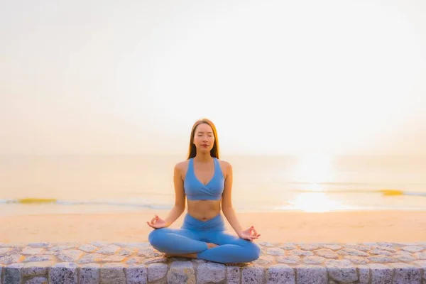 Portrait Young Asian Woman Meditation Sea Beach Ocean Sunrise Health — Stock Photo, Image