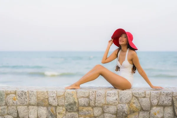 Porträt Junge Asiatische Frau Glücklich Lächeln Entspannen Rund Strand Meer — Stockfoto