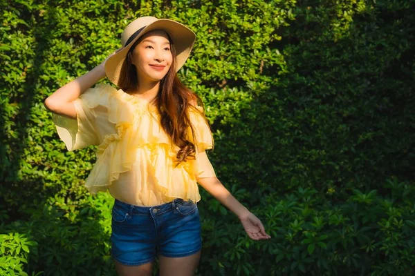 Retrato Jovem Asiático Mulher Feliz Sorriso Relaxar Redor Livre Natureza — Fotografia de Stock