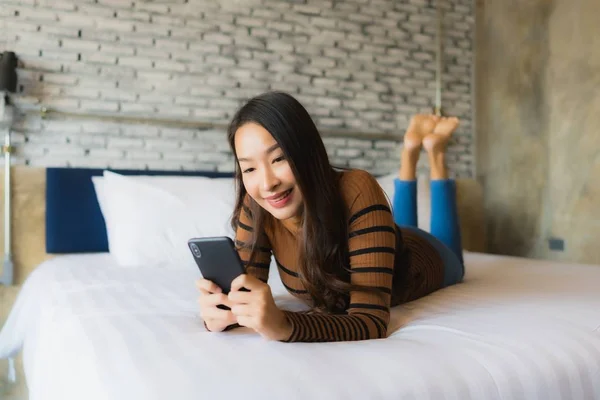 Jeune Femme Asiatique Utilisant Téléphone Intelligent Mobile Sur Lit Dans — Photo