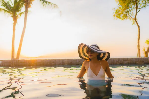 Retrato Bonito Jovem Asiático Mulheres Feliz Sorriso Relaxar Com Coquetéis — Fotografia de Stock