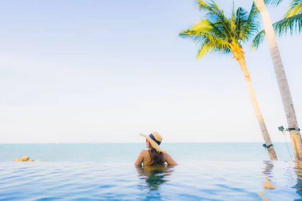 Retrato Hermosa Joven Asiático Mujeres Feliz Sonrisa Relajarse Alrededor Piscina — Foto de Stock