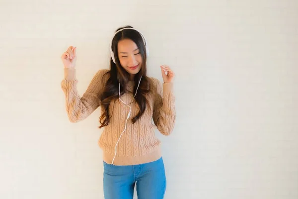 亚洲年轻貌美的女性喜欢听音乐和抄袭空间 — 图库照片