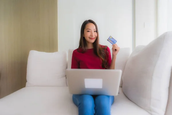 Portret Mooie Jonge Aziatische Vrouwen Met Behulp Van Computer Laptop — Stockfoto