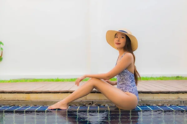 Porträtt Ung Asiatisk Kvinna Glad Leende Koppla Runt Utomhus Pool — Stockfoto