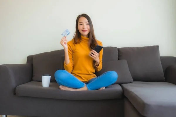 Retrato Joven Mujer Asiática Usando Computadora Portátil Con Teléfono Móvil — Foto de Stock