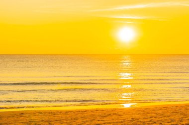 Günbatımında ya da gün doğumunda seyahat için güzel tropikal doğa deniz okyanusu