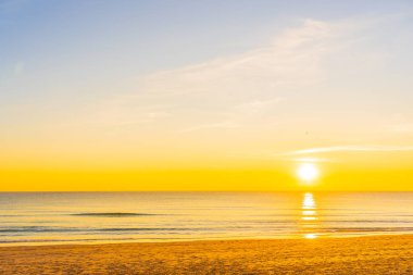 Günbatımında ya da gün doğumunda seyahat için güzel tropikal doğa deniz okyanusu
