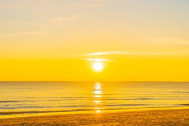 Günbatımında ya da gün doğumunda seyahat için güzel tropikal doğa deniz okyanusu