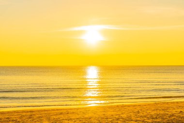 Günbatımında ya da gün doğumunda seyahat için güzel tropikal doğa deniz okyanusu