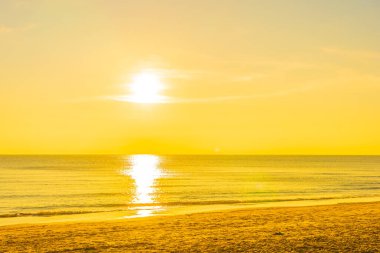 Günbatımında ya da gün doğumunda seyahat için güzel tropikal doğa deniz okyanusu
