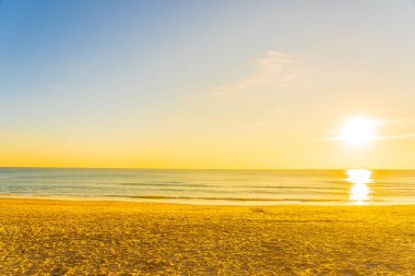 Günbatımında ya da gün doğumunda seyahat için güzel tropikal doğa deniz okyanusu