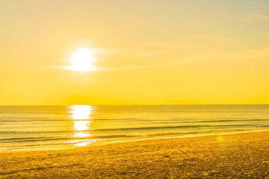 Günbatımında ya da gün doğumunda seyahat için güzel tropikal doğa deniz okyanusu